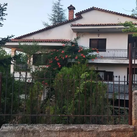 בית הארחה Pansion Lazaros Agios Nikolaos (Kastoria)